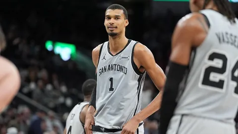 传奇足坛双星闪耀：斯特林与巴洛特利领衔，利物浦与曼城名将盘点！